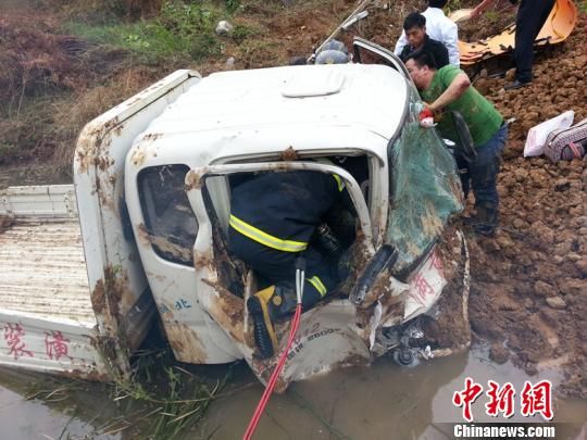 坠入公路下方的货车面目全非 刘辰 摄