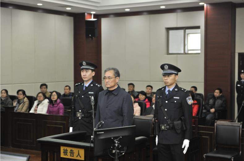 综上,法庭对被告人王天普以受贿罪判处有期徒刑十五年,并处罚金人民币三百万元;以贪污罪判处有期徒刑一年六个月,并处罚金人民币二十万元;数罪并罚,决定执行有期徒刑十五年六个月,并处罚金人民币三百二十万元;对王天普受贿所得财物予以追缴,上缴国库,贪污所得财物返还中国石油化工集团公司。(央视记者 李文杰)