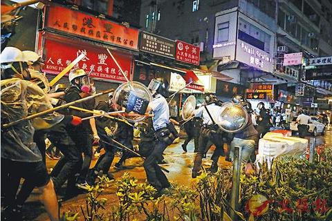 0825晚 荃湾 暴乱 文汇报.jpg