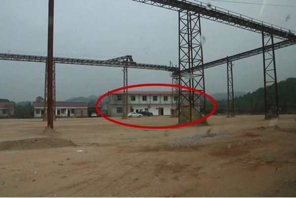 长发公司位于S206国道的办公地点,圈中所示即为长发公司的办公楼,又被当地人称为“行宫”。