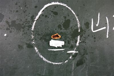 事发现场留下的弹孔。视频截图