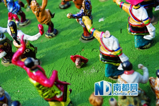 3日，深圳市锦绣中华，景点内的泥塑不少被市民拿走或损坏。 南都记者 陈文才 摄