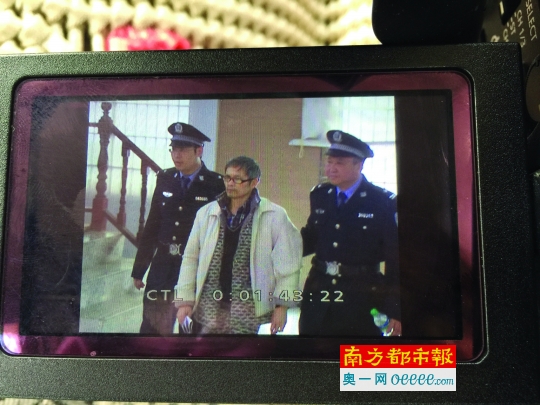 昨日，出庭时的汪冬根出现在法院监控显示器中。视频截图