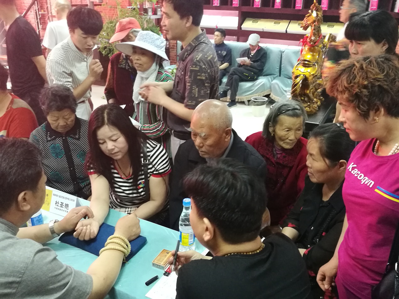 大爱无疆wbr，wbr关注健康，嘻唐网大型中医健康义诊活动走进安徽淮北！