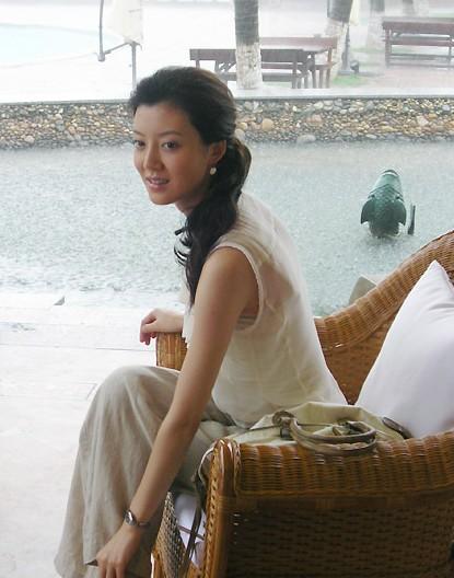 35岁被50亿富豪抛弃，拿了3亿分手费，如今生活成这般模样！