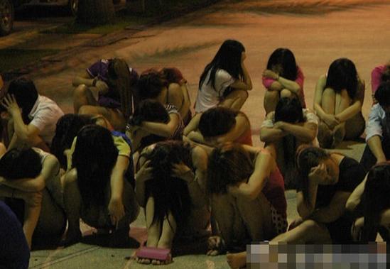 深圳扫黄 卖淫女坐满篮球场