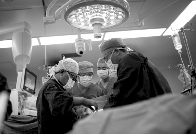 手术中，医生神情专注。