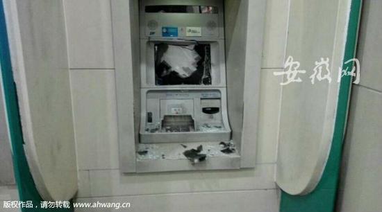 被小罗砸坏的自动取款机。