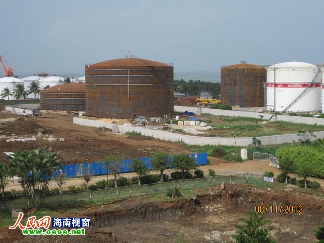 中石化马村油库储油罐施工现场（油罐外灰色墙体为防火堤）