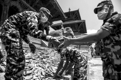 5月12日,士兵在尼泊尔古城帕坦的杜巴广场清理废墟。新华社发