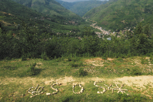 在龙头山镇营盘村银厂坡的山腰坪干上，有一个用石头摆成的“救SOS命”