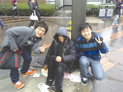 “犀利哥”成名后，有网友自称在街上偶遇了他，并与之合影