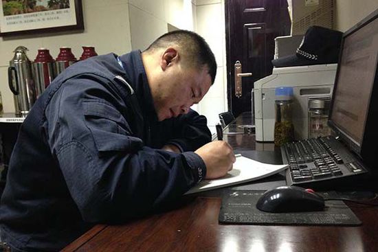 黄山迎客松守护人:24小时独守 不能连睡超2小时