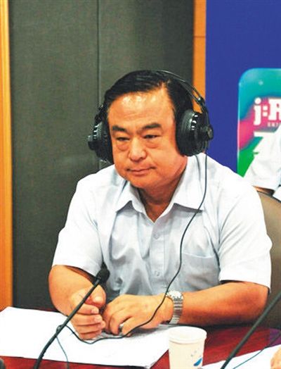 1995年，武长顺在交管局长任上创办了交管局长办公热线，每个月都去天津电台接热线，至今19年。 左图为今年7月11日，武长顺再次做客名为《红绿灯》的节目，这是他最后一次接听热线。 在这次节目的两小时时间内，武长顺一共解决群众反映的25个问题。