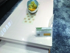 王先生在卖场看到的“大理石”茶几样板。 信息时报记者 陈子垤 摄