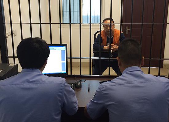 上海警方清查色情场所 嫖客掏出