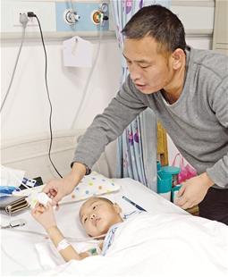 图为：药水快打完了，坚强的思语要求自己呼叫护士换药