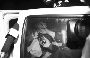 省城交警对一名司机进行酒精检测（资料片）