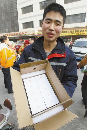 盐城一环卫工夜捡10部手机