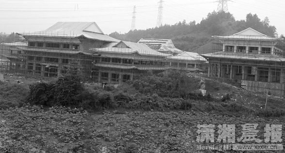 5月29日,长沙县安沙镇谭坊新村唐人万寿园公墓,新增的三栋办公楼。图/潇湘晨报记者朱辉峰