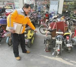 盐城一环卫工夜捡10部手机