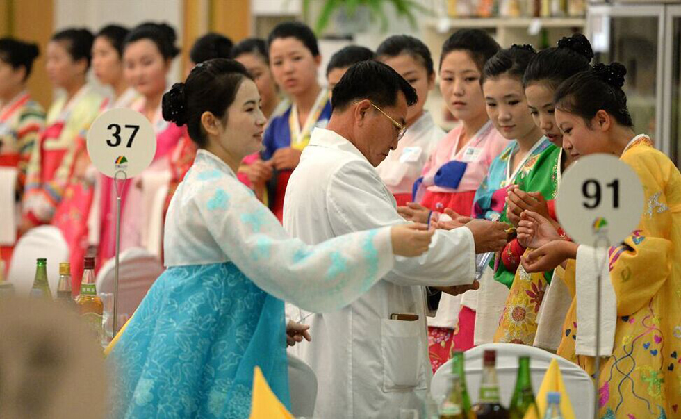 离散家属宴会朝鲜美女服务员抢眼