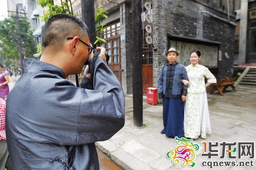 101岁老人四世同堂 民国街拍全家福