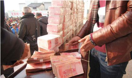 村子现场分红千万现金 村民称数钱数到手软(图)