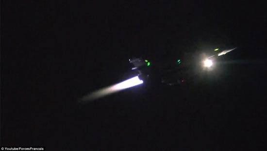 法国战机向位于叙利亚拉卡市的“伊斯兰国”目标投掷了20枚炸弹。