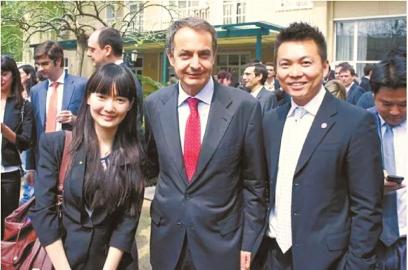 做外交官时的刘小溪，和西班牙前首相萨帕特罗合影。