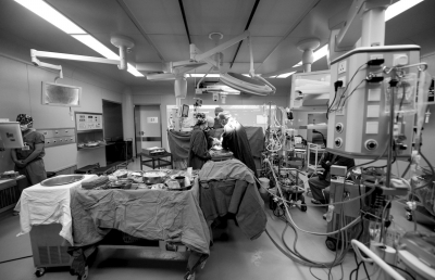 医生正在进行心脏移植手术。