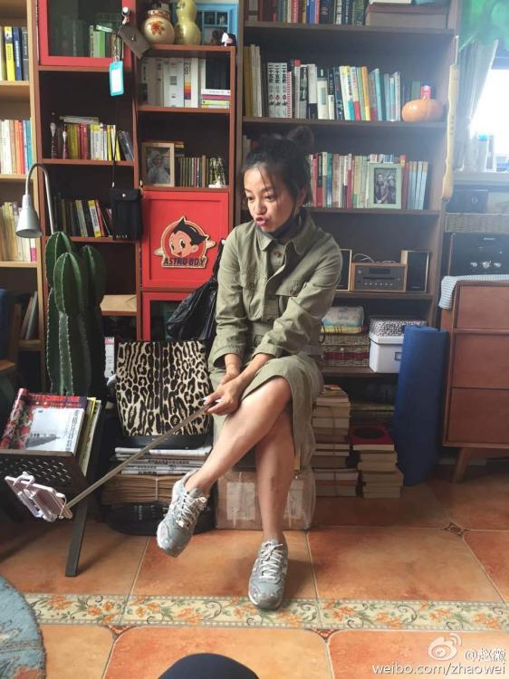 40岁赵薇嘟嘴卖萌学自拍 伸直双腿和自拍杆比长