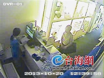 老汉让女店员帮挑内衣 在内衣店自慰被拍下(图)
