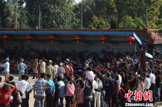 山西洪洞大槐树6天游客破万“中华姓氏苑”引关注