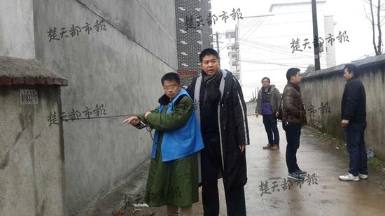 图为嫌疑人指认犯罪现场