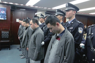 送餐员杀人后抢走路虎埋尸