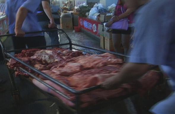 三明食药监管理局与公安、工商等部门联合突击检查红杏农贸市场，查获数千斤未检疫的母猪肉。