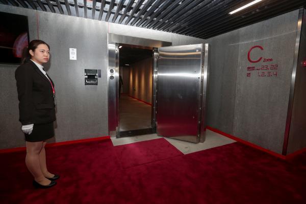 中国第一高楼金库均价百万 玻璃可挡AK-47扫射