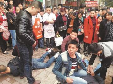 两男子主动戴绿帽 利用妻子色诱老大爷伺机盗窃