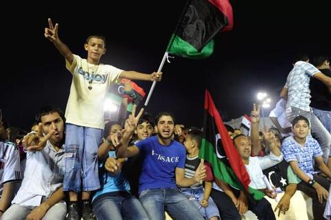 2011年10月28日，利比亚民众在首都的黎波里的烈士广场为推翻卡扎菲政权举行庆祝活动。（新华社记者 覃海石 摄）