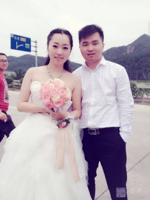 婚车堵在高速上电波婚礼给办了