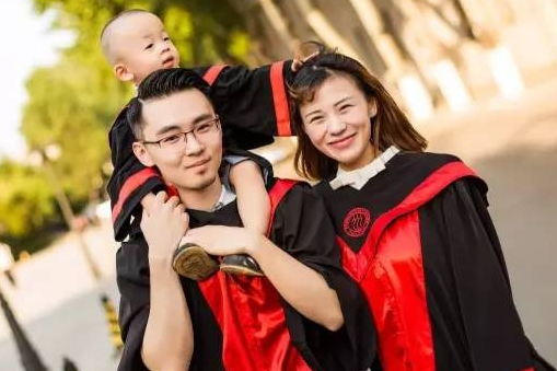 过半受访者认为大学期间不适合结婚：未来变数大