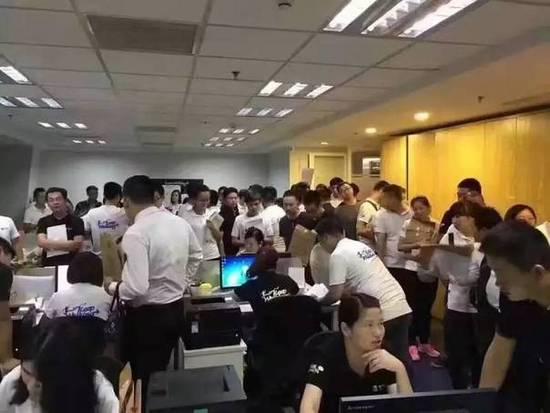 (12点左右某中介公司现场)