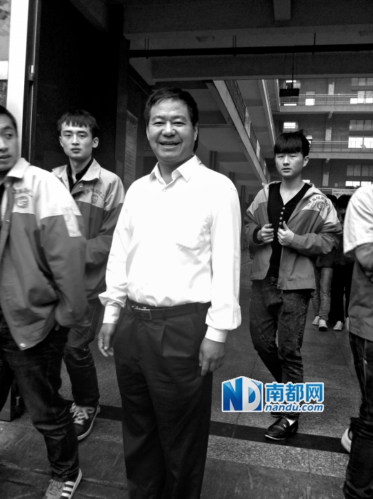 荣兰祥在学校实习车间门口，此时学生正好下课。 南都记者 曹晶晶 摄