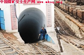 受伤的矿工被送到医院治疗