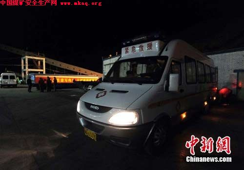 新疆一煤矿冒顶事故致10人被困(图)