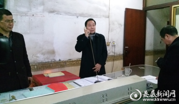 （在蛇形山煤矿监控室与井下带班领导通电话）