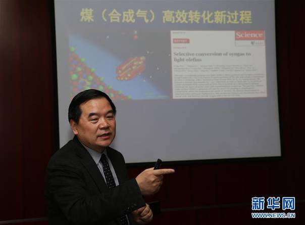 3月4日,在北京出席全国“两会”的包信和院士在中科院物理所介绍成果。