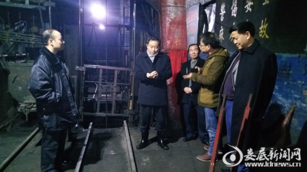 （在蛇形山煤矿立井井口检查安全生产情况）