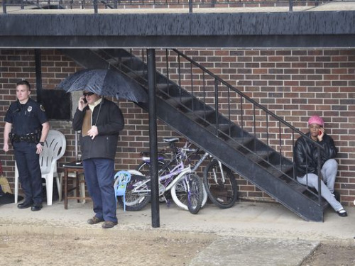 图为枪击案发生后，警方赶到现场。